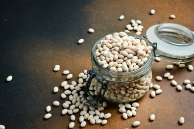 Cam kavanozdaki organik fasulyeler. Sıfır atık depolama. Metin için boş alan.