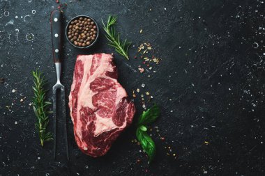 Taze pirzola bifteği. Üst Manzara. Koyu bir arka planda.