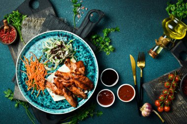 Soğanlı tavuk kanadı ve pide. Metin için boş alan. Kapat..