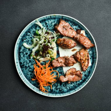 Soğanlı ızgara hindi kebabı ve pide ekmeği. Azerbaycan mutfağı. Metin için boş alan. Kapat..