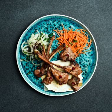 Kemiğe ızgara kuzu biftek, soğan ve pide ekmeği. Barbekü menüsü. Metin için boş alan. Kapat..