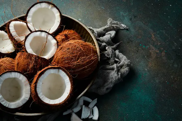 Hindistan cevizi kabuğu ve hindistancevizi sütü, eski model arka planda. Üst Manzara. Metin veya tasarım için boş alan.