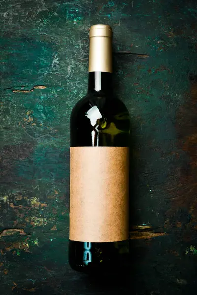 Masadaki şişede beyaz şarap, mesaj için boş yer. Şişe içinde yıllanmış şarap. Üst görünüm.