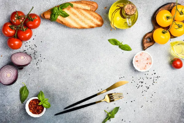 Yemek afişi. Baharat ve sebzelerle dolu bir arka plan. Üst Manzara. Metnin için boş yer.