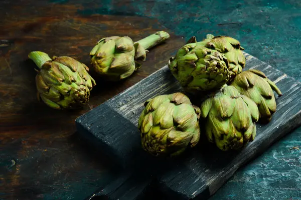 Taze enginarlar. Yan görüş. Sağlıklı yemek..