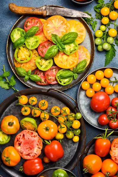 Vejetaryen salatalı bir tabak. Keto diyeti, sağlıklı yiyecekler. Taze salata kasesi. Üst görünüm.