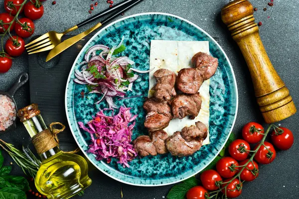 Sebzeli kebap. Izgara kuzu şiş kebap. Et yemekleri..