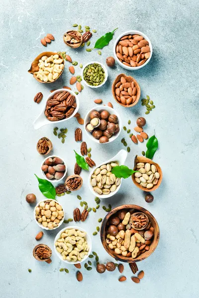 Fındık çeşitleri kaselerde. Taş zeminde çeşitli soyulan fındıklar. Üst görünüm.