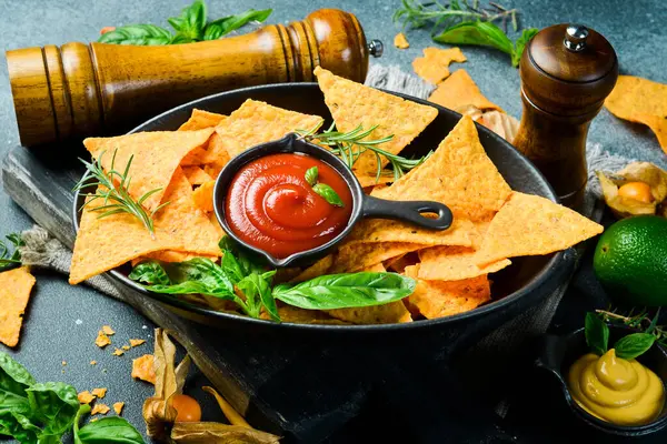 Baharatlı cips ve biberli cips. Tortilla cipsi. Mısır cipsi. Üst görünüm.