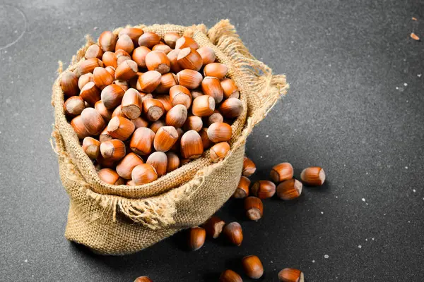 Kumaş torbada fındık. Kabuğundaki soyulmamış fındıklar. Organik sağlıklı fındık. Kapat..