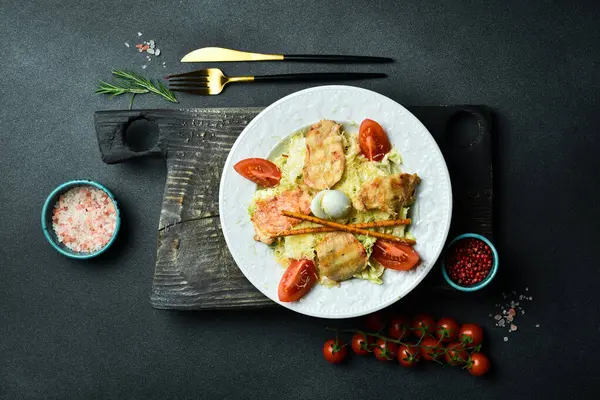 Geleneksel Sezar salatası ve tavuk. Yakın plan, koyu arkaplan.