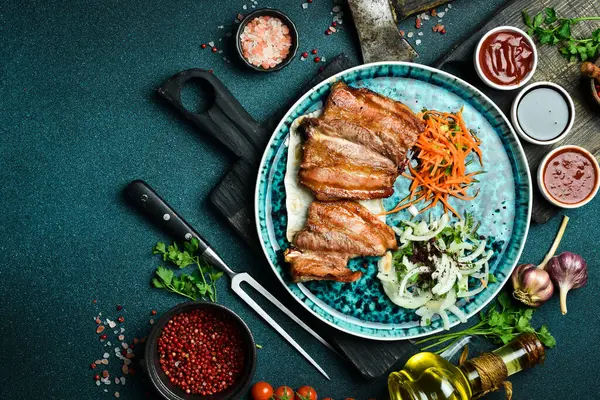 Kızarmış domuz pirzolası, soğan ve pide ekmeği. Barbekü menüsü. Metin için boş alan. Kapat..