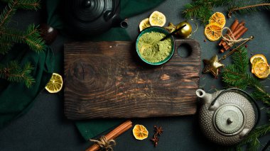 Noel ya da dekorlu yeni yıl kartı. Matcha latte ya da matcha çayı. Üst görünüm.