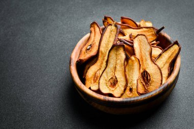 Lezzetli ve sağlıklı güneş armutlarını eski pişirme tepsisinde kurutur. Yaz aylarında ev yapımı armut kurutma..