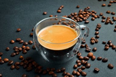 Bir bardak Espresso kahvesi. Üst görünüm, siyah arkaplan, bedava kopya alanı. Doğal kahve..