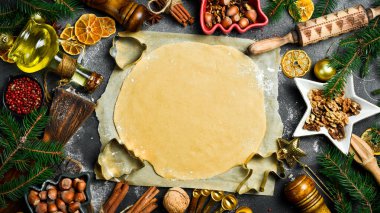 Merdaneli kadın eller hamur işini pişirmeye hazırlar. Ev yapımı zencefilli kurabiye. Noel ve Yeni Yıl yemekleri. Mutfak masasının üst görüntüsü.