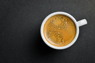 Bir fincan mis kokulu arabika ya da robusta kahve. Espresso. Siyah bir arka planda, en iyi manzara. Doğal kahve..