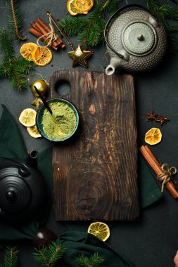 Noel ya da dekorlu yeni yıl kartı. Matcha latte ya da matcha çayı. Üst görünüm.