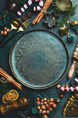 Noel yemeği tepsisinin kompozisyonu ev yapımı kahverengi ev yemeği ve doğal dekorasyon. Üst görünüm.