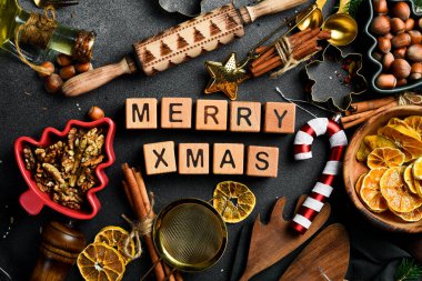 Mutfak gereçleri siyah bir masa üzerinde. Noel ve Yeni Yıl motifi. Metin için boş alan.