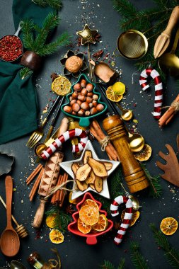 Mutfak Utensil Noel Ağacı siyah masanın üstünde. Karanlık bir arka planda. Üst görünüm.