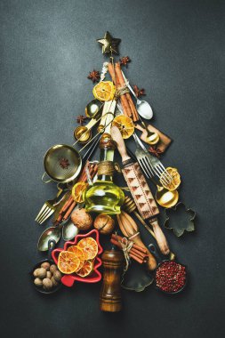Mutfak Utensil Noel Ağacı siyah masanın üstünde. Karanlık bir arka planda. Üst görünüm.
