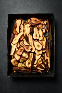 Ev yapımı kurutulmuş inciler. Kurumuş armut ya da armut parçaları. Kurumuş meyve.