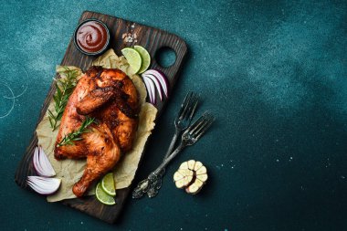 Biberiyeli ızgara tavuk ve ahşap bir tahtada baharatlar. Geleneksel şenlik yemeği.