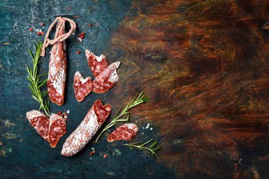 Biberiyeli salam sosisi. Fuets Katalan kuru sosisleri. Üst görünüm.