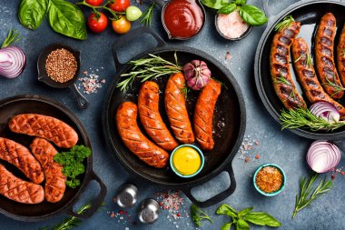 Tavada ızgara ya da ızgara yapmak için sosis seti. Üst Manzara. Gri bir arkaplanda.