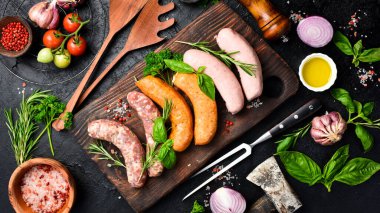 Ev yapımı çiğ et, domuz eti ve tavuk eti sosisi ızgara için hazır. Üst Manzara. Ev yapımı et ürünleri.