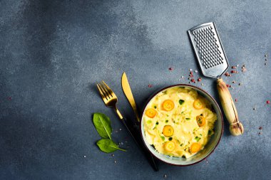 Peynirli ve kumkatlı İtalyan farfalle makarnası. Tabakta. Kapat..