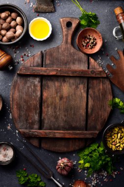 Siyah yemek geçmişi. Siyah arka planda sebzeler ve baharatlar. Üst Manzara. Metnin için boş yer.