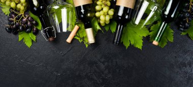 Şarap arka planı. Bir şişe şarap, bir demet üzüm, bardak, tirbuşon ve tahta bir kutuda mantar. Tasarım için pankart.