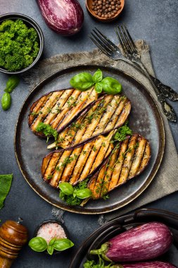 Sulu fırında patlıcan. Izgara sebze. Gri beton arka planda.