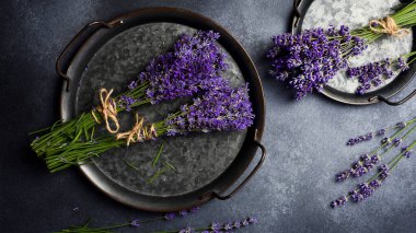 Metal tepside bir demet mor lavanta. Aromatik iksir. Üst görünüm.
