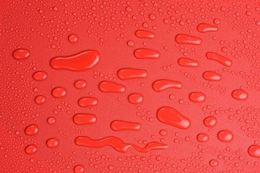 Temiz su sıçratan desenli kırmızı yüzey tasarım veya metin için arka plan. Üst Manzara. Boş alan.