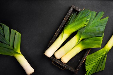 Karanlık Bir Arkaplanda Tüm Pırasa Görünümü. Kapatın. Üst görünüm.