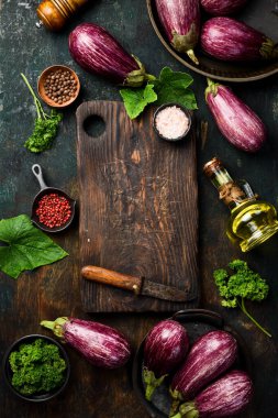 Sebzelerin arka planı. Yeni hasat edilmiş bir patlıcan pişirmeye hazır. Organik sebzeler. Üst görünüm.