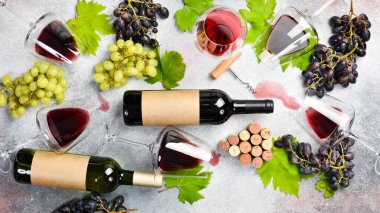 Şişe şarap, üzüm, bardak, tirbuşon ve mantar. Üst görünüm.