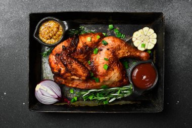 Metal tepside ızgara tavuk. Barbekü. Geleneksel şenlik yemeği.