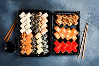 Japon yemeği. Havyarlı, balıklı ve karidesli suşi. Yemek servisi. Metin için boş alan.