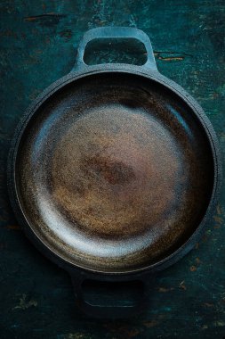 Kaliteli dökme demir tava. Kırsal bir arkaplanda.