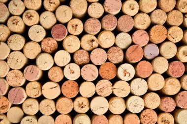 Şarap mantarlarının arka planı. Bir çift kırmızı ve beyaz şarap mantarı. Üst görünüm.