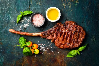Tomahawk Black Agus bifteği, deniz tuzu, tereyağı ve baharatlı. Lezzetli ızgara biftek. Üst görünüm.