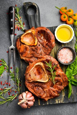 Dana Ossobuco ızgara biftek, deniz tuzu, tereyağı ve baharatla. Lezzetli ızgara biftek. Üst görünüm.