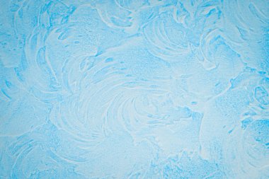 Tasarım için mavi duvar arka planı. Arka planlar için güzel desenli Venedik sıva kaplaması. Üst Manzara. Metin için boş alan.