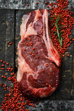 Çiğ biftek. Tahta üzerinde baharatlı biftek, yakın plan..