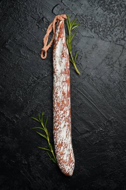 İspanyol salamı fuet sosisi ya da mayalanmış sosis. Siyah bir arkaplanda. Üst Manzara. Metin için boş alan.