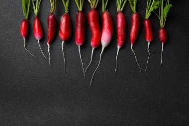 Yeşil yapraklı taze turplar. Organik yiyecekler. Gri beton arka planda.